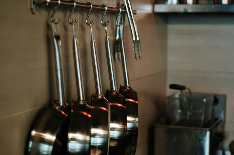 Тенджери, тигани, тави